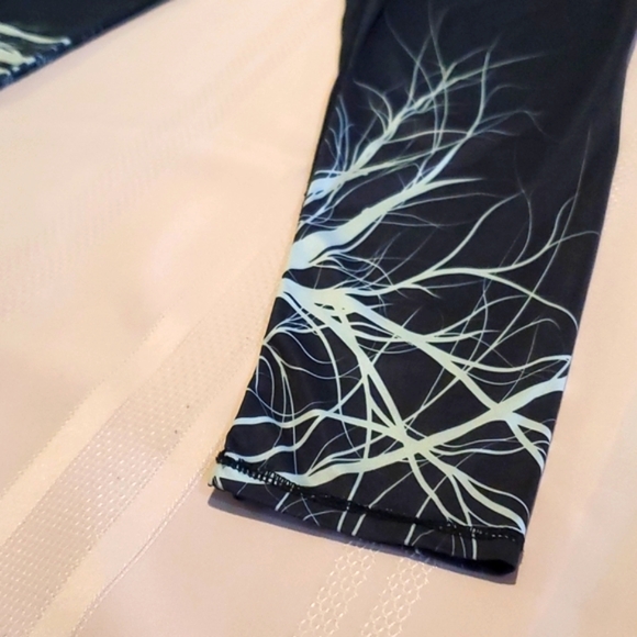 Black and white Lotus Legging yoga pants w branch tree design - Picture 4 of 11